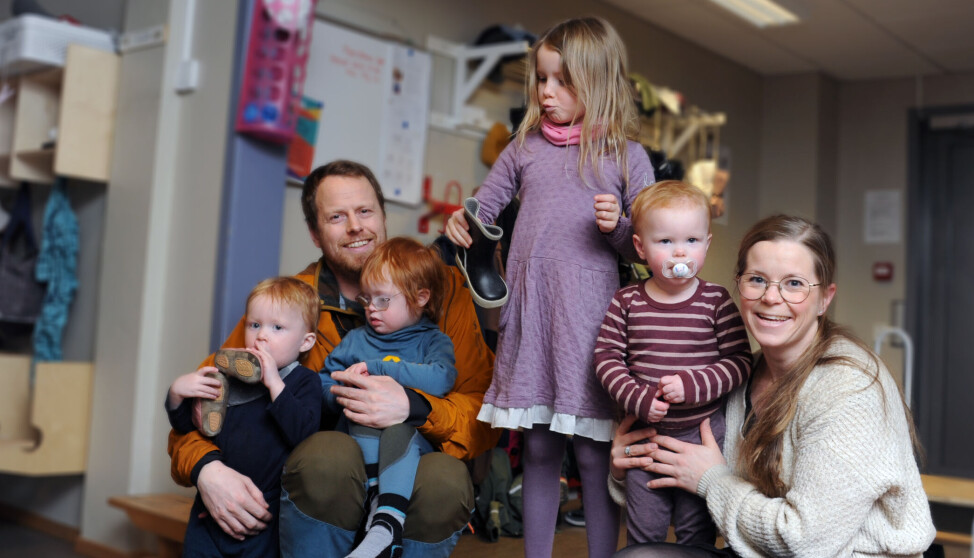Med fire barn under 5 år i barnehagen må foreldrene Gjørid Berge og Marius Bakkom planlegge hentingen i Vidarheim barnehage godt. Når de to eldste, Pia (5) og Filip (3), skal hentes, pleier tvillingene Maja og Linus (2) å sitte i tvillingvogna, ellers har de lett for å løpe i alle retninger.