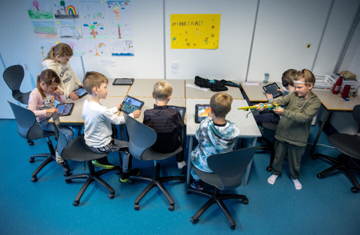 Elevane på Knappskog skule i Øygarden var mellom dei aller første som fekk digitale dingsar i staden for lærebøker. Minecraft er eit populært verktøy.