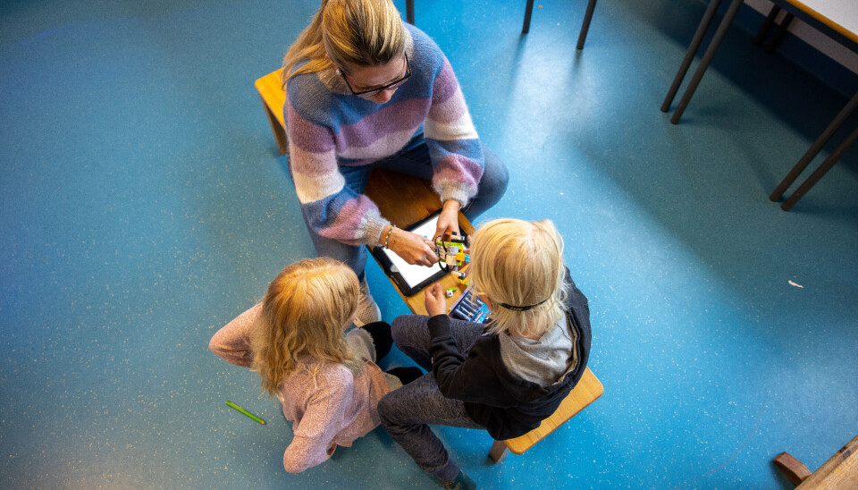 Knappskog skule i Øygarden kommune, Vestland, har sidan hausten 2017 vore heildigital. Her er Emmely Mongstad Kristiansen, lærer Kaja Venge og Jørgen Haga Norebø djupt inne i eit legofrosk-problem.